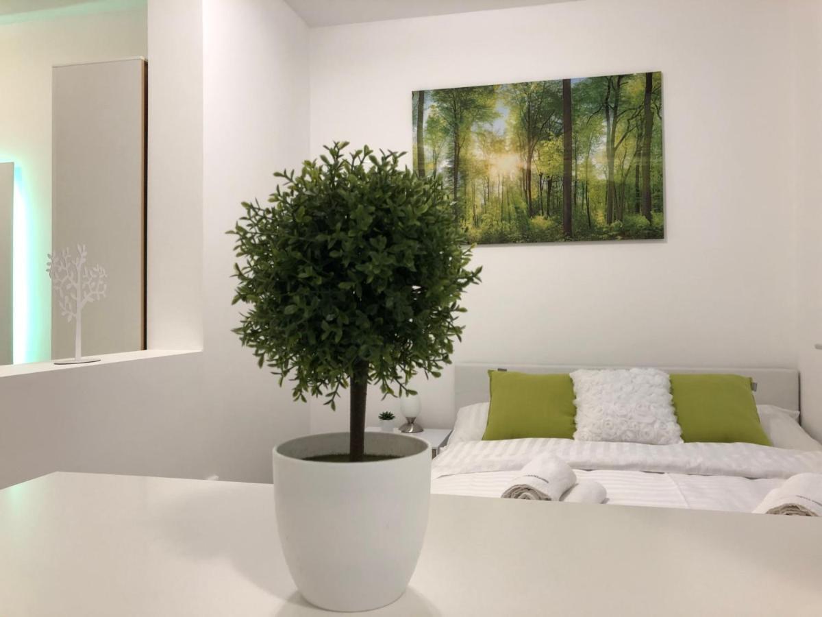 Modern Center Studio Under The Castle II Free Parking Appartamento Lubiana Esterno foto