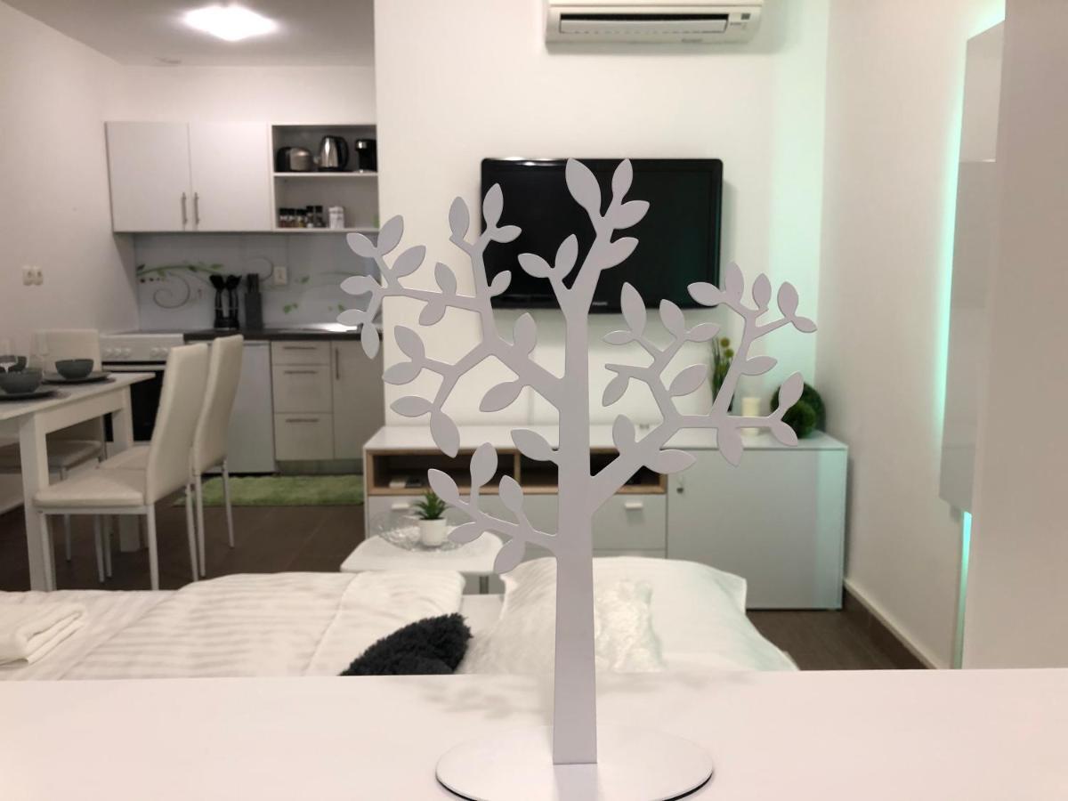 Modern Center Studio Under The Castle II Free Parking Appartamento Lubiana Esterno foto